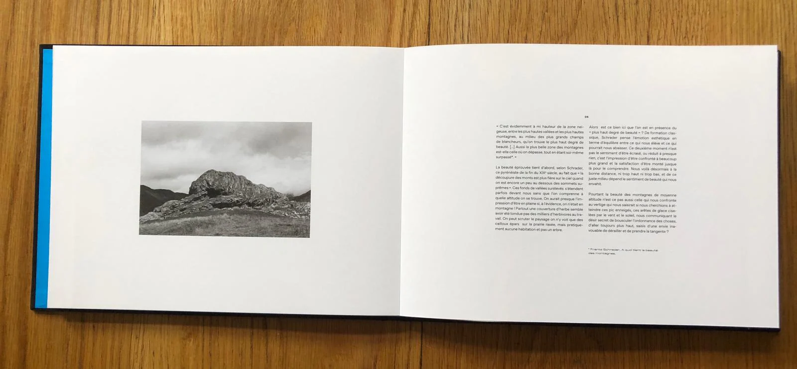 En Depliant les Montagnes - with a Signed Print - Image 3
