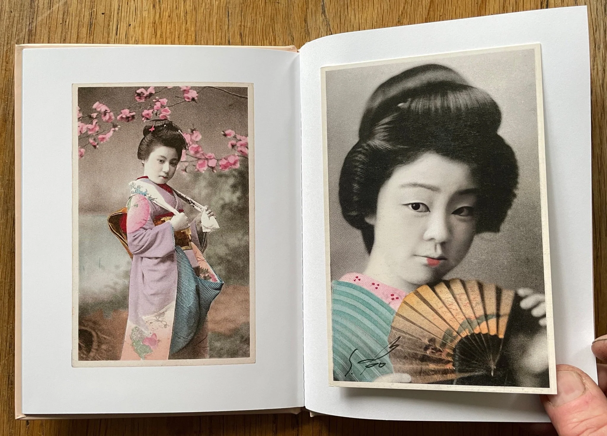 Souvenirs (One Picture Book) - Image 3